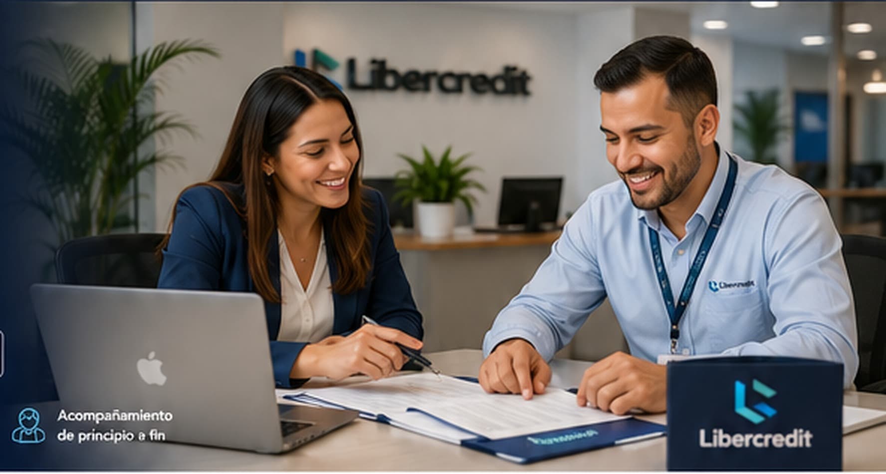 Asesores de Libercredit atendiendo a una clienta en oficina